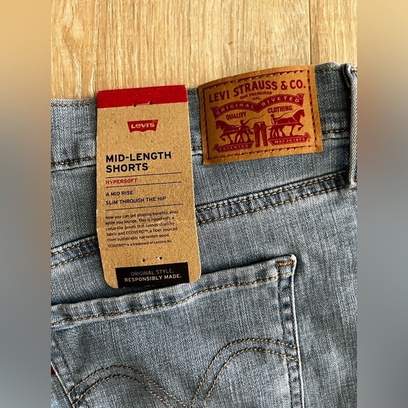 NWT Levi’s Women’s Mid Length Shorts Polar Seas Light Wash - Size 32 - Picture 7 of 7